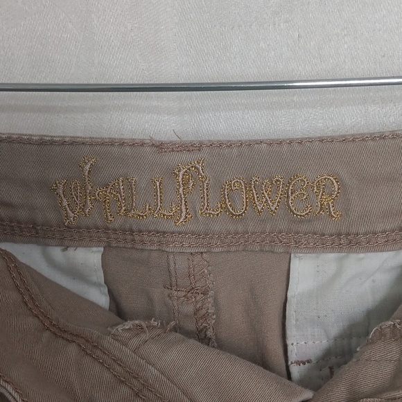 Wallflower Khaki Super Short Length Shorts Low-Mid Rise Size 13 - Picture 2 of 5